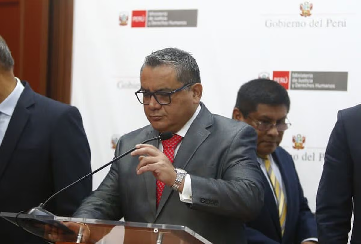 Juan José Santiváñez en reunión en el bar El Cordano